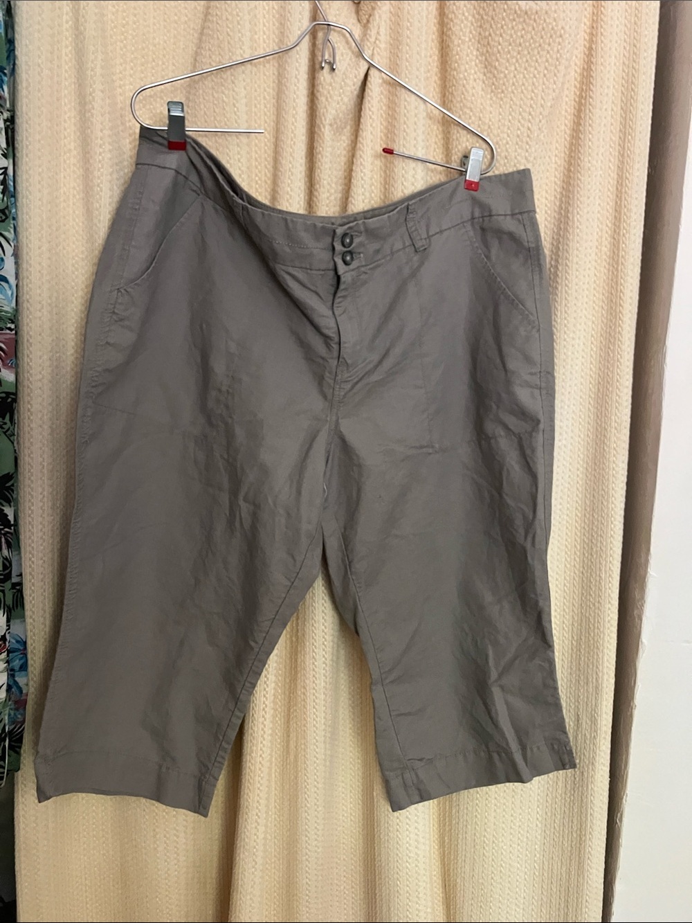 Old Navy cropped knee length shorts 100% cotton 18